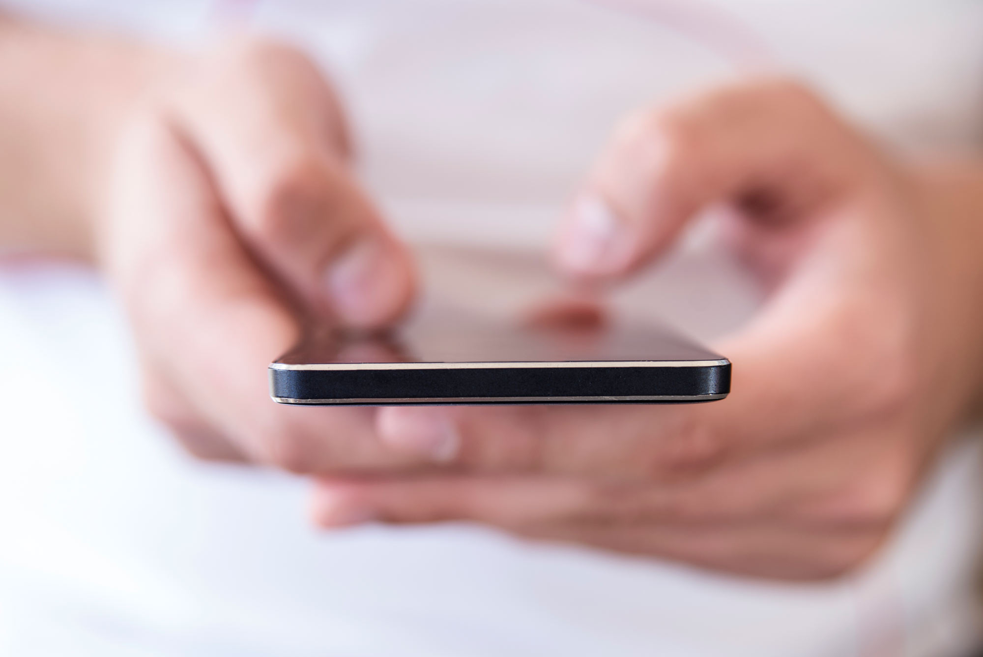 En person håller i en mobil