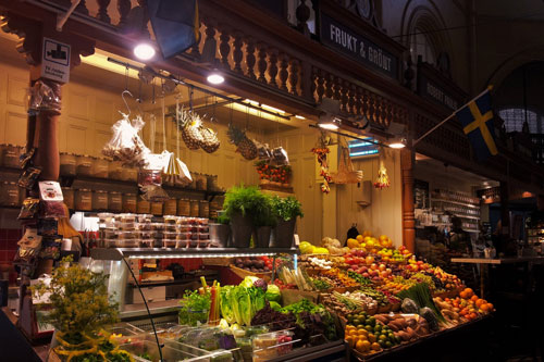 Inne i Östermalmshallen