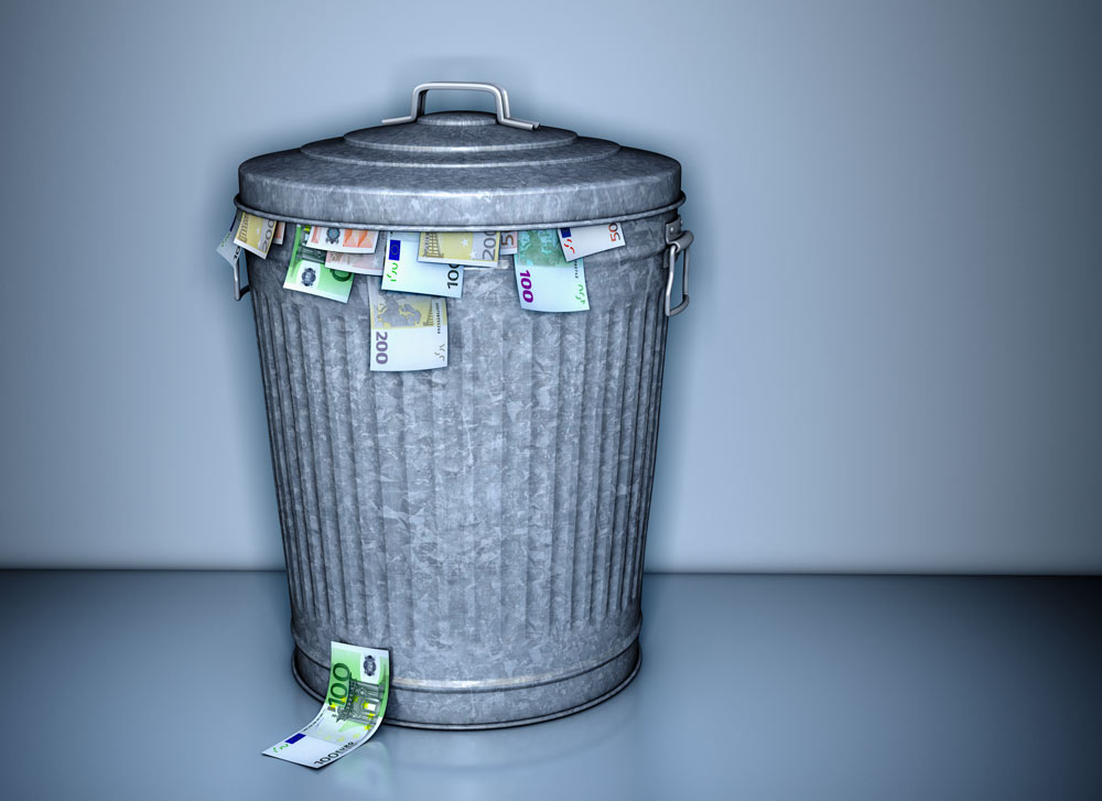 En grå soptunna i metall